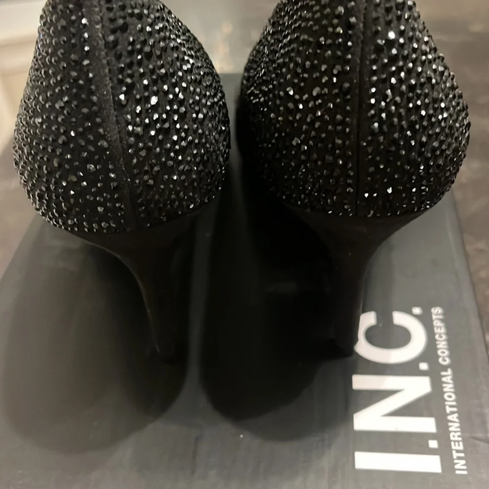 NIB INC Zitah3blk black sparkly pointed toe witchy heels. Size 8